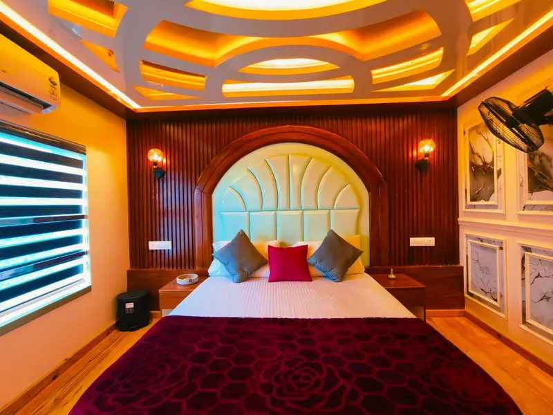 Deluxe houseboat AC bedroom with wooden interiors
